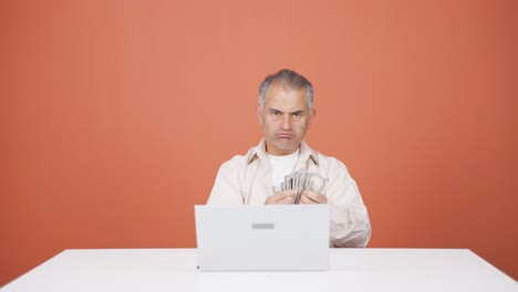 Hombre-Mirando-Una-Computadora-Portátil-Contando-Dinero.